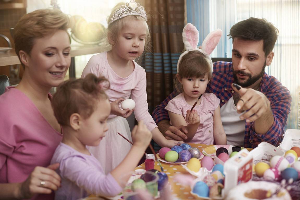 rodzinna-zabawa-w-malowanie-pisanek-na-wielkanoc.jpg